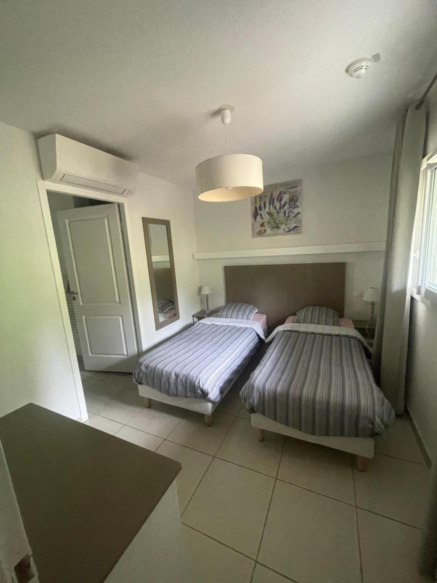 Meuble 6 Personnes Apartamento Remoulins Exterior foto